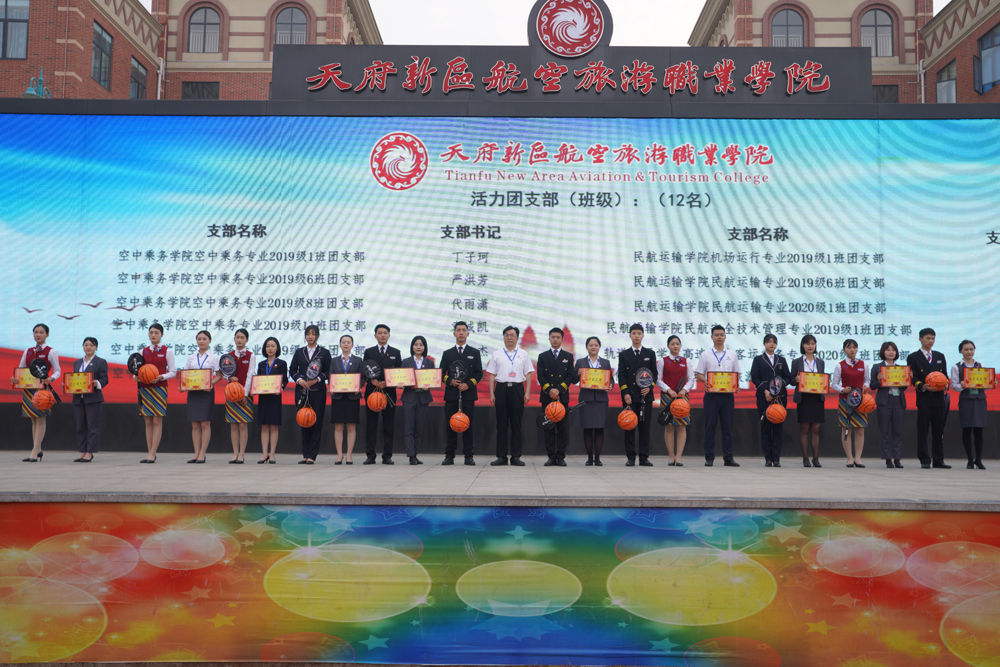 黨委書記、督導(dǎo)專員王元瓏為活力團(tuán)支部頒獎.jpg